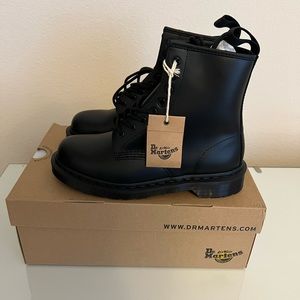 1460 MONO BLACK DR. MARTENS